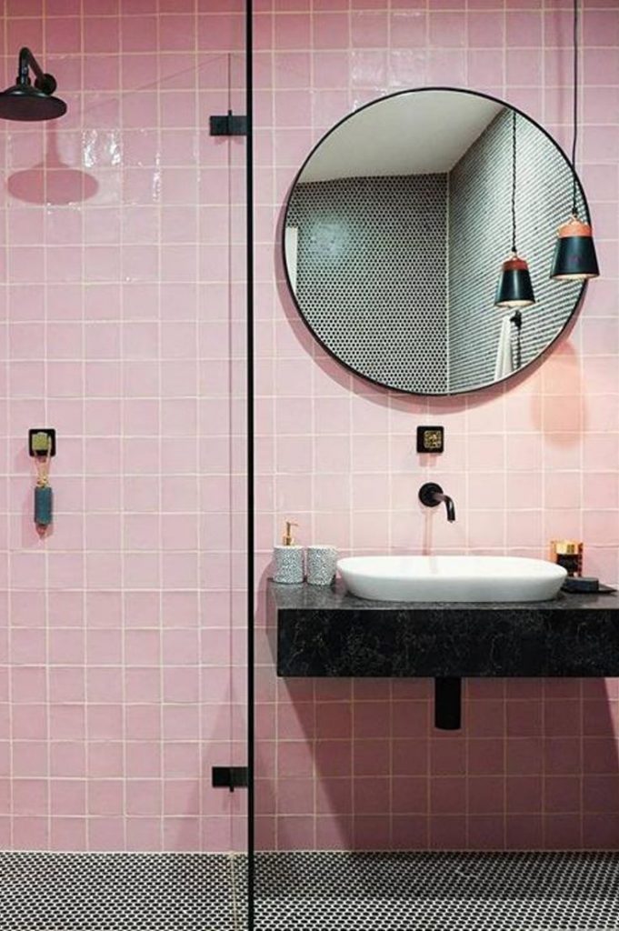 30+ Ideas de decoración que hacen que los baños pequeños se sientan más