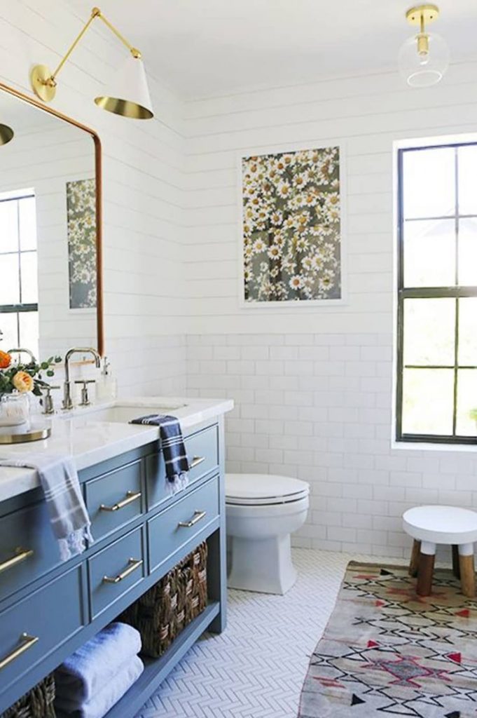 30+ Ideas de decoración que hacen que los baños pequeños se sientan más